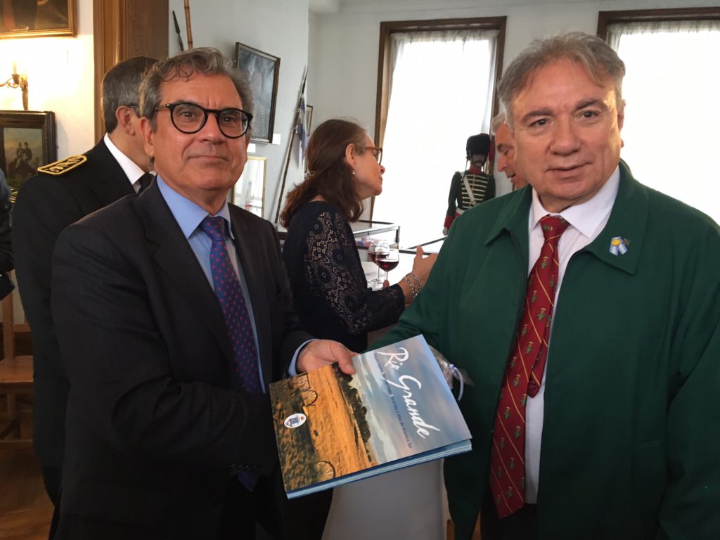 El Decano de la Facultad Regional Río Grande, Mario Ferreyra, junto al Canciller Darío Celaya Álvarez.