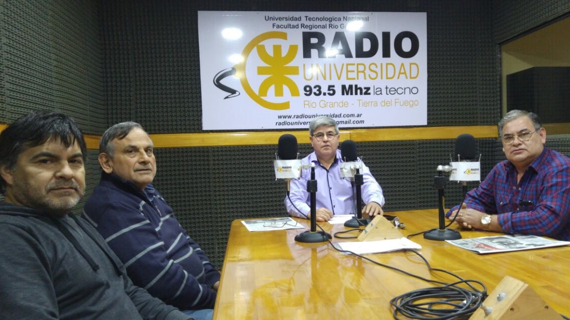 Víctor Centurión, de la empresa Líder, Francisco Montiel y Diego Barrera de la firma Montiel, en los estudios de Radio Universidad (93.5 MHZ).