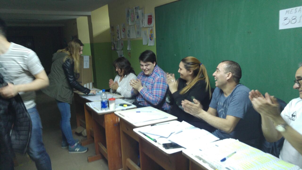 Una joven fueguina de Río Grande emite su primer voto en una de las escuelas habilitadas por la Justicia Electoral.