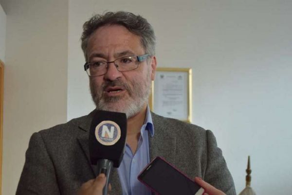 El Instituto Provincial de la Vivienda que preside Luis Cárdenas también fue objeto de crítica de parte la gobernadora al manifestar que “el IPV tiene algunas personas que tiran muchísimo, se sobreexigen por sobre una masa de trabajadores que podría tener un mayor compromiso. Hay directores, hay personal que no tiene cargos y ayuda muchísimo, que tiene un compromiso con los más humildes, porque no tener vivienda es una situación desagradable para cualquier familia. Y uno ve que la gente va y va y va, y no obtiene respuestas”, reprochó.