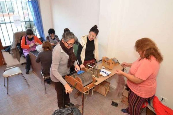 Desde hace cinco años las Hilanderas y Tejedoras Fueguinas vienen trabajando. En la imagen, la licenciada Nadia Fink cuando era funcionaria provincial en Desarrollo Social, una de las que apoyó el proyecto.