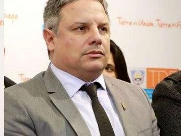 Bertone expresó que “no imaginan lo que me cuesta a mí que el área de Obras Públicas me termine los proyectos, y llame a licitación”, dijo del actual ministro Luis Vazquez y candidato a diputado junto a la concejal Colazo por el frente Tierra de Unión, luego de los cuestionamientos por la demora en el inicio de obras, y la necesidad de invertir el dinero de la colocación de bonos hasta que haya que pagar.