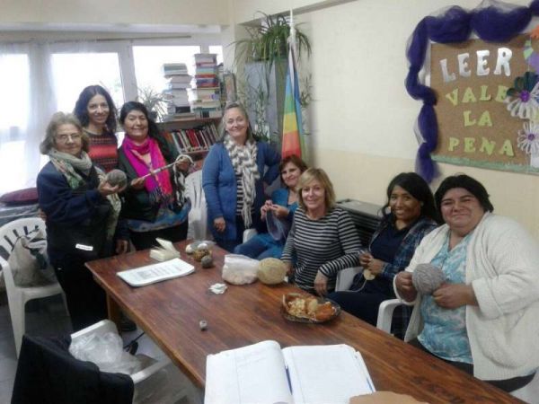 Con motivo de la realización del video sobre las hilanderas y tejedoras fueguinas, Graciela Preda y Daniela Mathey coordinadoras del proyecto “Sujetos Sociales Agrarios en Procesos de Transformación Territorial” que se enmarca en el Programa Nacional para el Desarrollo y la Sustentabilidad de los Territorios del INTA tuvieron una estancia de trabajo en la AER Ushuaia.