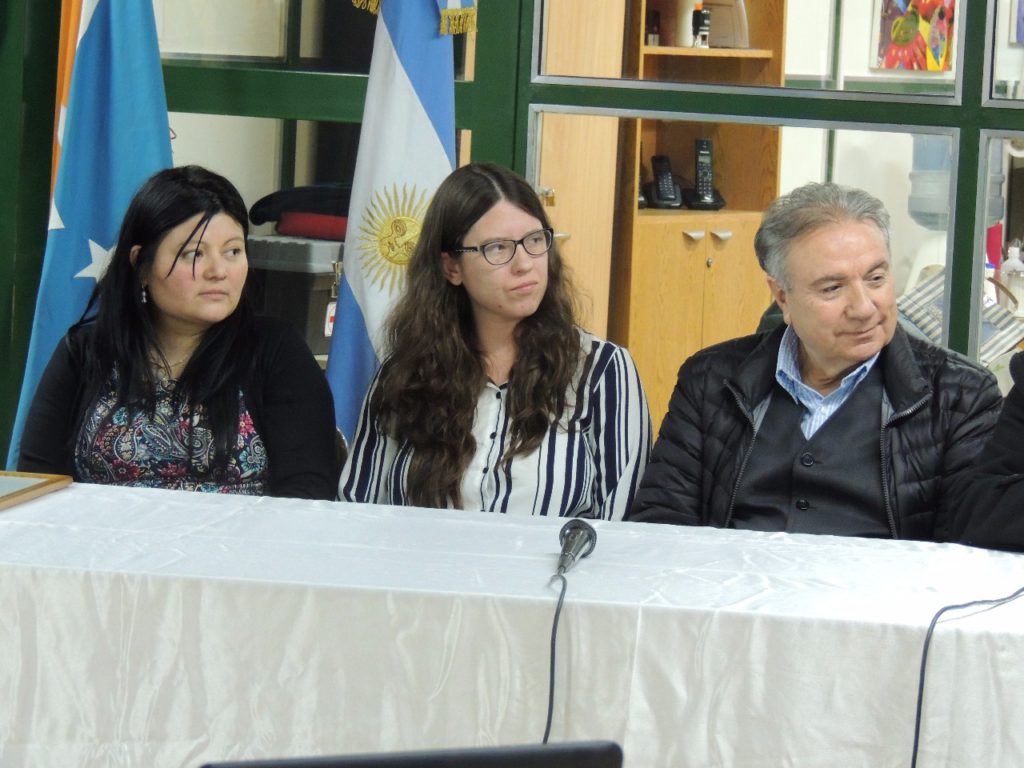 El Decano de la Facultad Regional Río Grande, Mario Ferreyra, junto a la Diputada Nacional Ana Luz Carol y la Legisladora Provincial, Marcela Gómez.