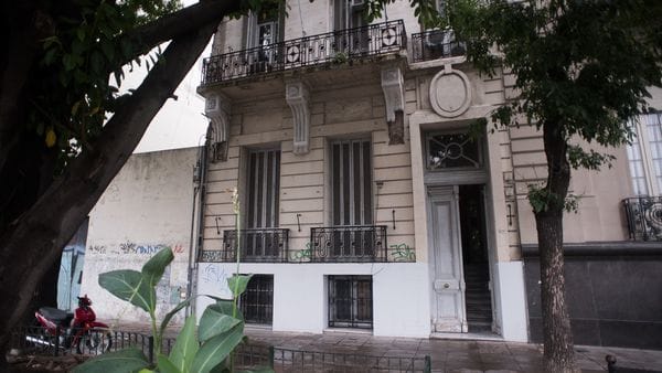 “Necesitamos que salgan a hablar y a hablarle a Macri quienes defienden su bandera en Tierra del Fuego, necesitamos que le hagan llegar nuestro sentimiento fueguino y frenen este remate”, señaló el senador Catalán Magni.