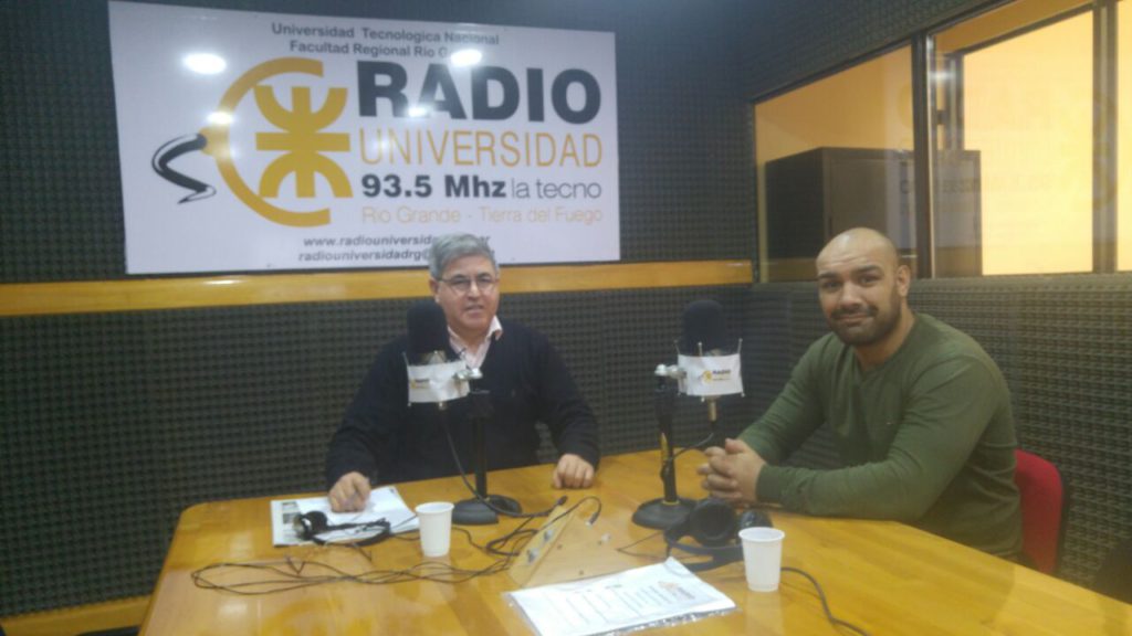 "El Negro" José Cortez visitó los estudios de Radio Universidad (93.5) antes de partir rumbo a Francia para sumarse al Stade Foyen.