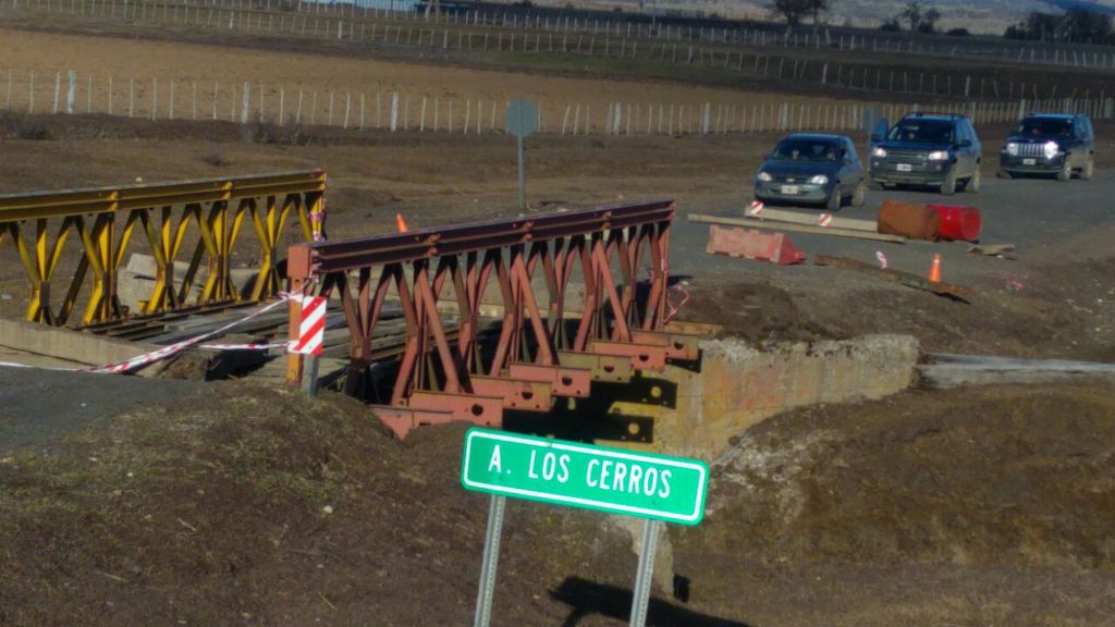 Donoso se refirió a la situación del puente de Estancia Los Cerros que comunica a Ushuaia con Yehuin, que hace más de 50 días permanece cortado. “Es una cosa insólita, increíble y de una desidia total por parte de quienes tienen la responsabilidad de mantener transitable los caminos provinciales como es Vialidad Provincial".