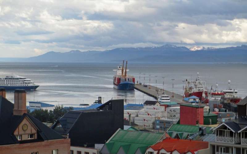 El titular de la DPP manifestó que “vamos a tener 24 metros de ancho, con 800 metros de largo, con lo cual no habrá necesidad de dragar el puerto, y los cruceros de gran porte podrán encallar sobre el frente de atraque”.