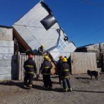 Por el intenso viento se desprendió una casa en Río Grande