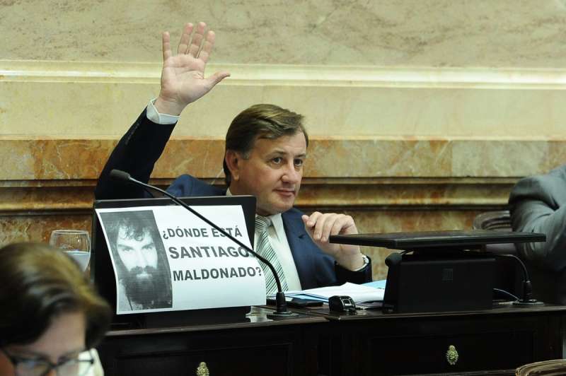 “Necesitamos que salgan a hablar y a hablarle a Macri quienes defienden su bandera en Tierra del Fuego, necesitamos que le hagan llegar nuestro sentimiento fueguino y frenen este remate”, señaló el senador Catalán Magni.