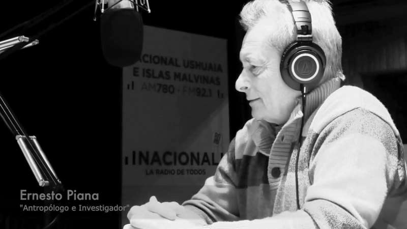 El arqueólogo Ernesto Luis Piana relató que “hace 6.500 años aparecen los canoeros, la gente que empieza a vivir del mar, por el mar y navegarlo que van a ser los antecesores de los Yámanas y de los Yaganes”.