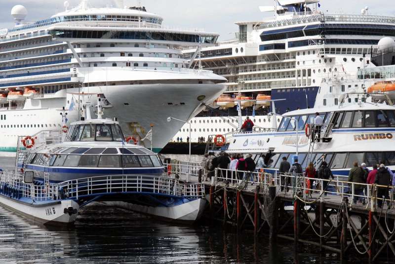 “Esta semana comienza la temporada de cruceros con la llegada del buque Australis, que normalmente hace la apertura de la temporada 2017-2018, y posteriormente comienzan a llegar todos los barcos que van a hacer la temporada, mientras que a partir de noviembre comienzan a llegar los cruceros grandes”, comentó.