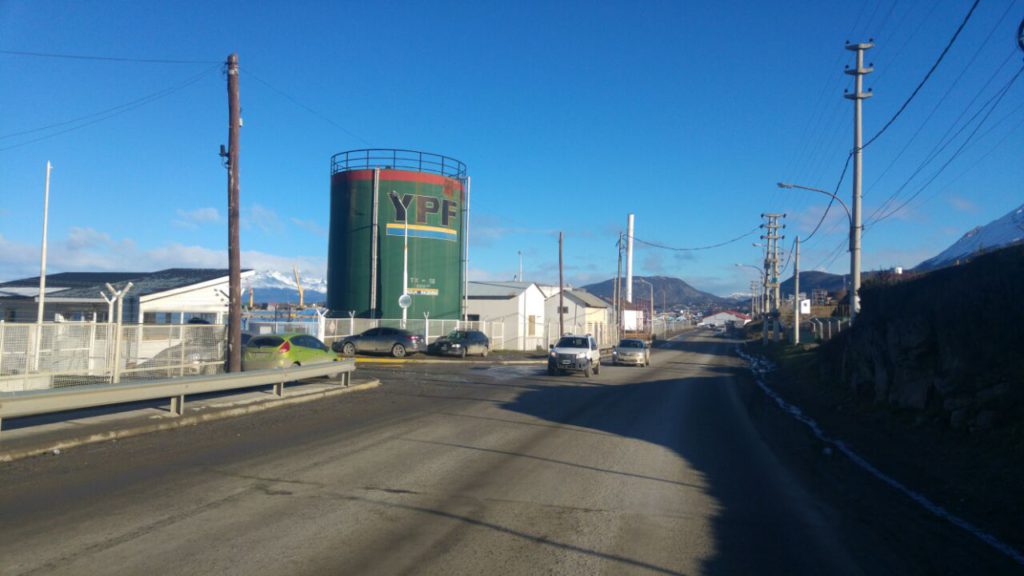 En relación al proyecto que ya está en la Legislatura sobre la factibilidad de traslado de la Planta Orión de YPF, Matach dijo que es algo que debe hacerse. “Hace mucho que venimos planteando este traslado porque estos tanques de almacenamiento de combustibles es el punto de mayor riesgo de la ciudad de Ushuaia".