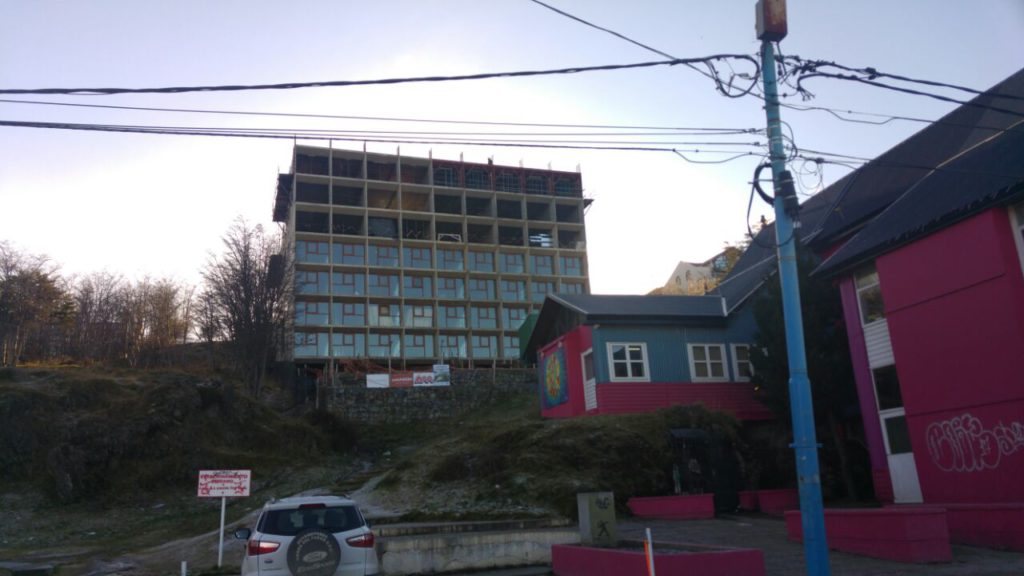 Por otra parte, el entrevistado también dio cuenta de nuevas construcciones de edificios en la falda de la montaña en Ushuaia. “Son departamentos de uno y dos dormitorios, algunos como dúplex y en esos casos unos son por fideicomiso y otros con inversiones de clientes que lo están haciendo para luego venderlos o bien incluirlos en el sistema de alquileres de viviendas”.