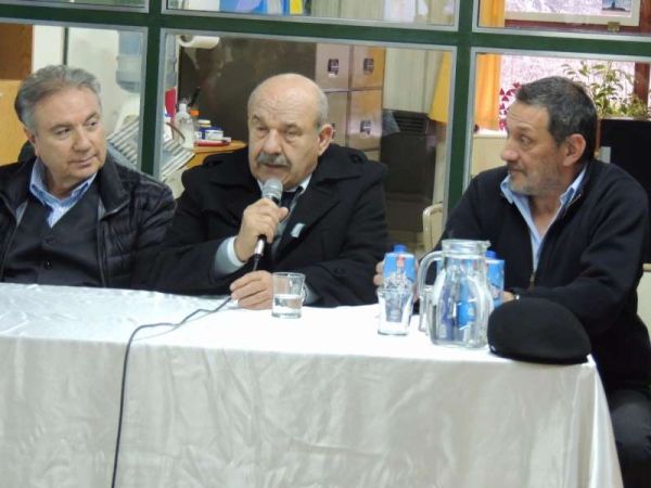 El Capitán Mario Galano, quien expuso sobre su experiencia de toda una vida en la pesca de altura en la zona de Mar del Plata, lo que fue muy valorado por el ingeniero Mario Ferreyra como experiencia para los alumnos que siguen la carrera de Ingeniería Pesquera.