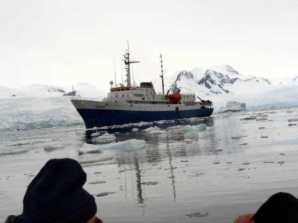 “El Capitán de Buque Polar MV Ushuaia, es el primer ingeniero recibido aquí, Sergio Osiroff, y va a la Antártida todas las temporadas. También hizo la medición de toda la plataforma continental cuando se amplió, junto a alumnos de nuestra facultad”, recordó Núñez (foto Ramón Taborda Strusiat).