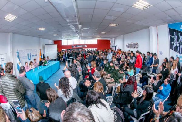 En el marco de la presentación del plan de trabajo para la temporada de obras que se iniciará en los próximos días una vez finalizada la veda invernal, estuvieron presentes el diputado nacional Matías Rodríguez, los integrantes del Gabinete municipal, el concejal Hugo Romero, trabajadores de distintas áreas del Municipio, referentes de gremios, trabajadores del volante y representantes de las Fuerzas Armadas.