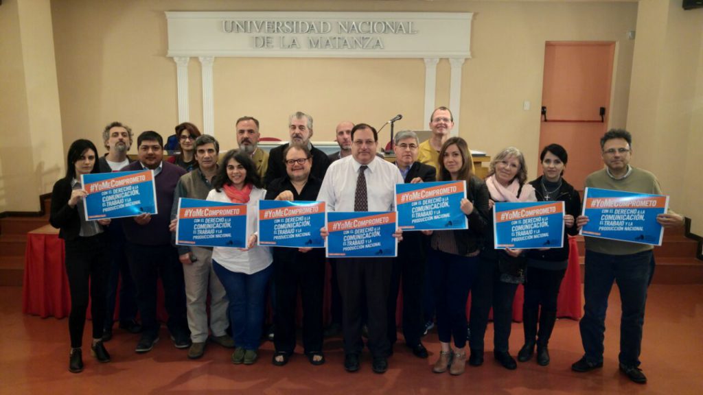 Los participantes de la Asamblea de ARUNA exhibieron pancartas por la defensa del derecho a la comunicación, al trabajo y a la producción nacional. Estuvieron presentes: Gastón Colaprete UNLujan, Aldo Rotman UNER, Diego Ibarra UNICEN, fAgustina Colucci UNLM, Gabriel Wainstein UNAJ, Gabriel Morini UNLP, Elisa Farizano UNNE, Fabián Mazzoni UNM, Marcelo Sedrón UNSJB, Hernán Cazzaniga UNaM, Susana Vega UNComahue, Gonzalo Martín UNDEC, Elizabeth Furlano UNTDF, Alberto Centurión UTN Río Grande, Mario Agüera UNRC, Noelia Giorgi UNDAV, Carolina Orcola UTN Resistencia.