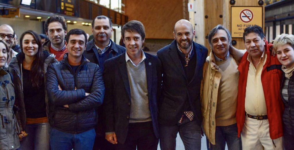 El Presidente del PRO en Tierra del Fuego, Héctor Stefani, junto al Ministro de Transporte de la Nación, Guillermo Dietrich y autoridades del partido en el aeropuerto de Ushuaia.