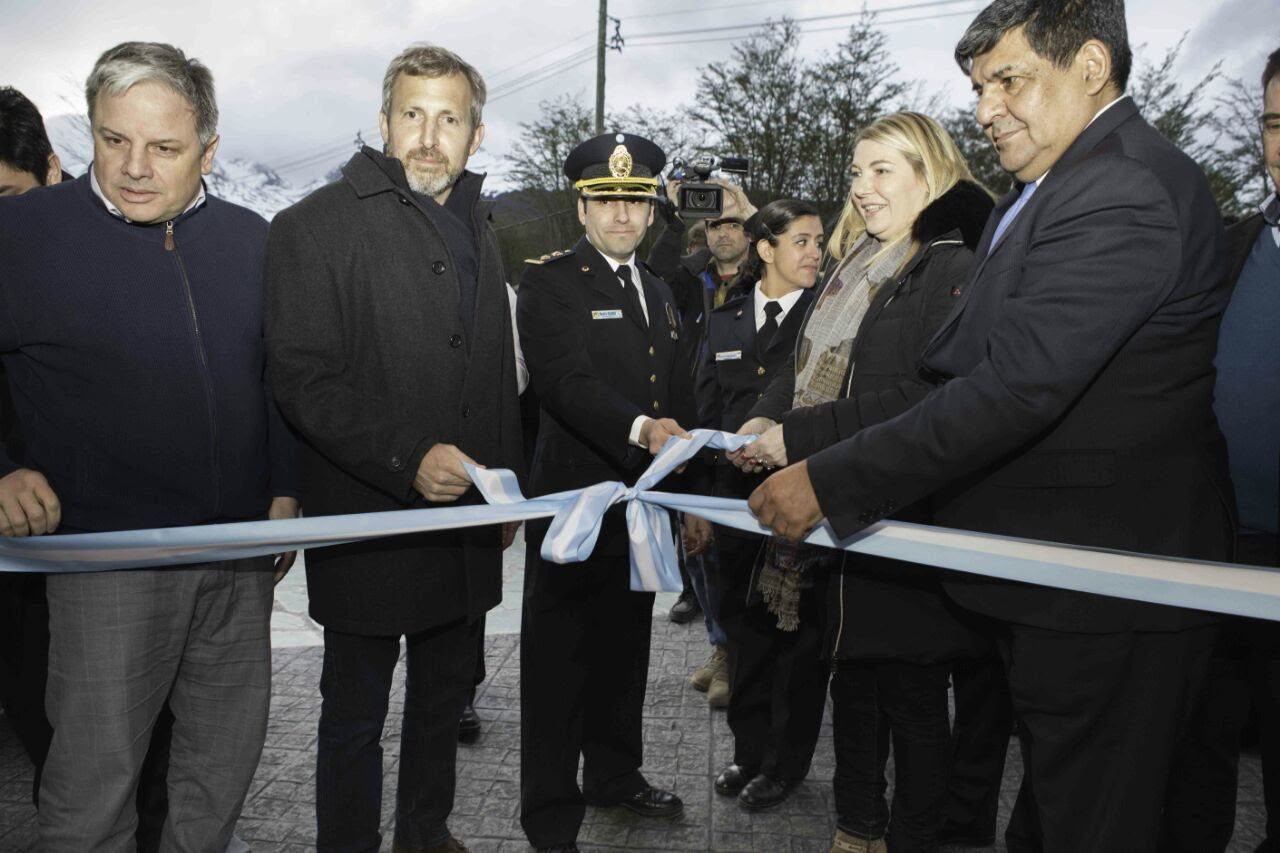 La gobernadora Rosana Bertone y el vicegobernador Juan Carlos Arcando, junto al ministro del Interior de la Nación, Rogelio Frigerio, inauguraron este jueves a la tarde la nueva comisaría de la urbanización de Andorra, en Ushuaia.
