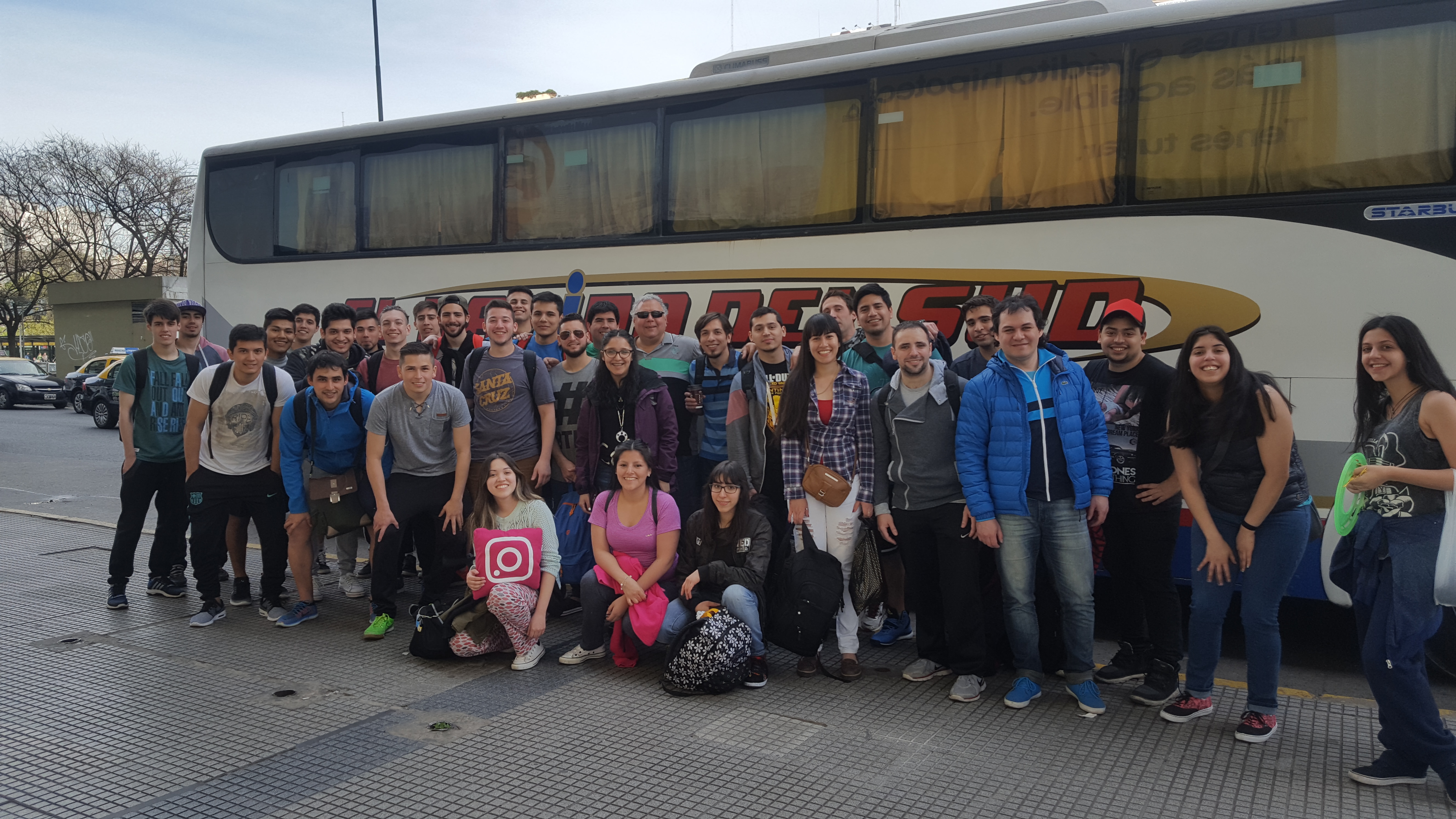 TODO LISTO. La delegación de la Facultad Regional Tierra del Fuego de la UTN partió esta mañana, desde el Obelisco, hacia la ciudad de Chapadmalal a disputar los Juegos Deportivos Tecnológicos 2017.