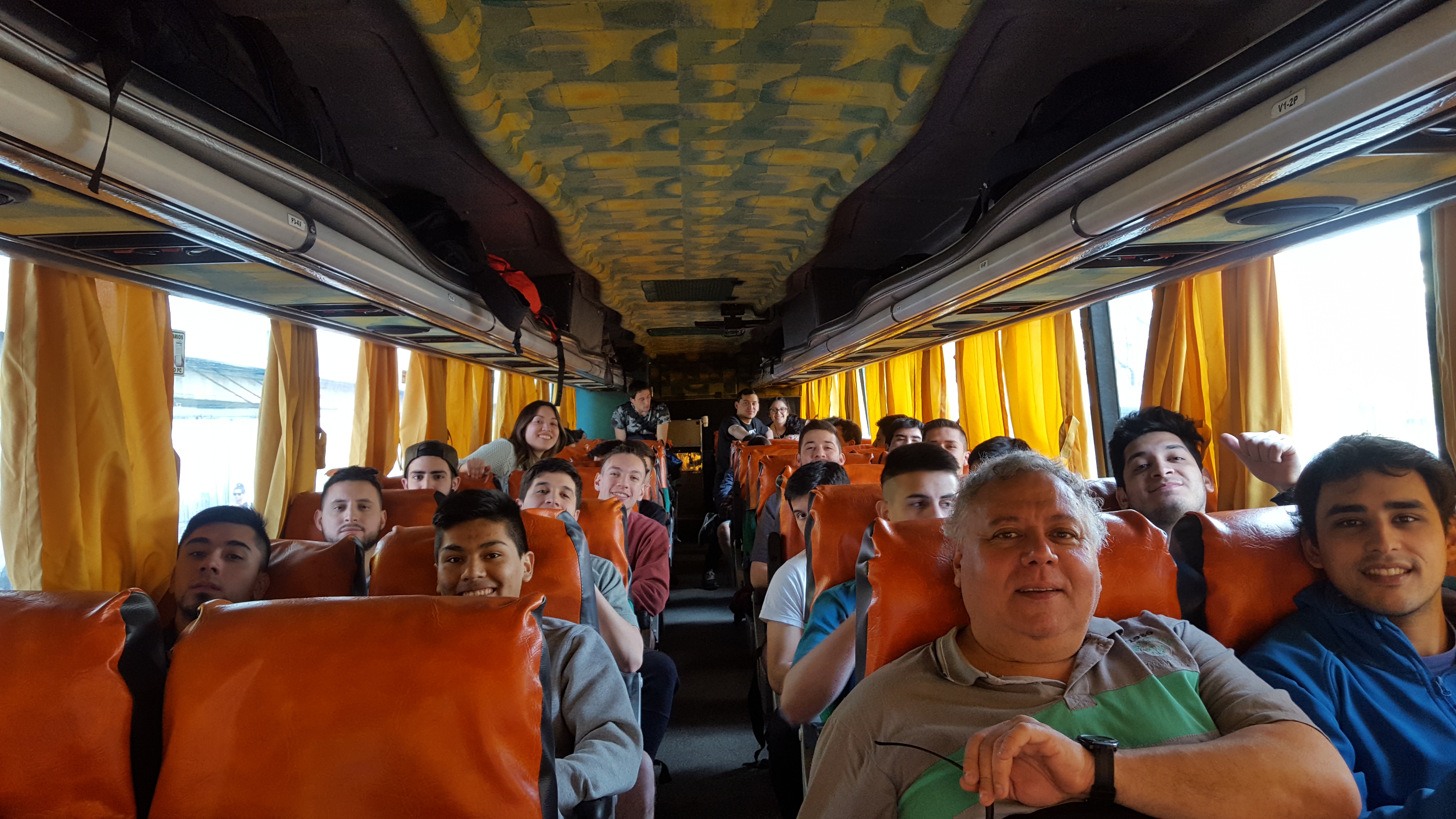TODO LISTO. La delegación de la Facultad Regional Tierra del Fuego de la UTN partió esta mañana, desde el Obelisco, hacia la ciudad de Chapadmalal a disputar los Juegos Deportivos Tecnológicos 2017.