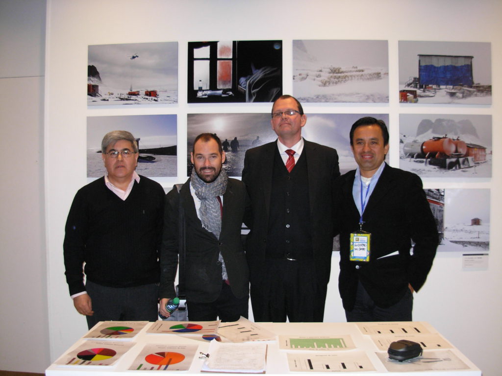 Alberto Centurión, Director de Radio Universidad (93.5) de la Facultad Regional Tierra del Fuego, junto al flamante Presidente de la RIU, el español Daniel Martín Pena,  el presidente saliente de la ahora ex RRULAC, Aldo Rotman y el presidente de la Red de Radios Universitarias del Ecuador, Guillermo Del Campo Santos en el 3° Encuentro de la RRULAC que se celebró en el Centro Cultural Kirchner en septiembre del 2015.