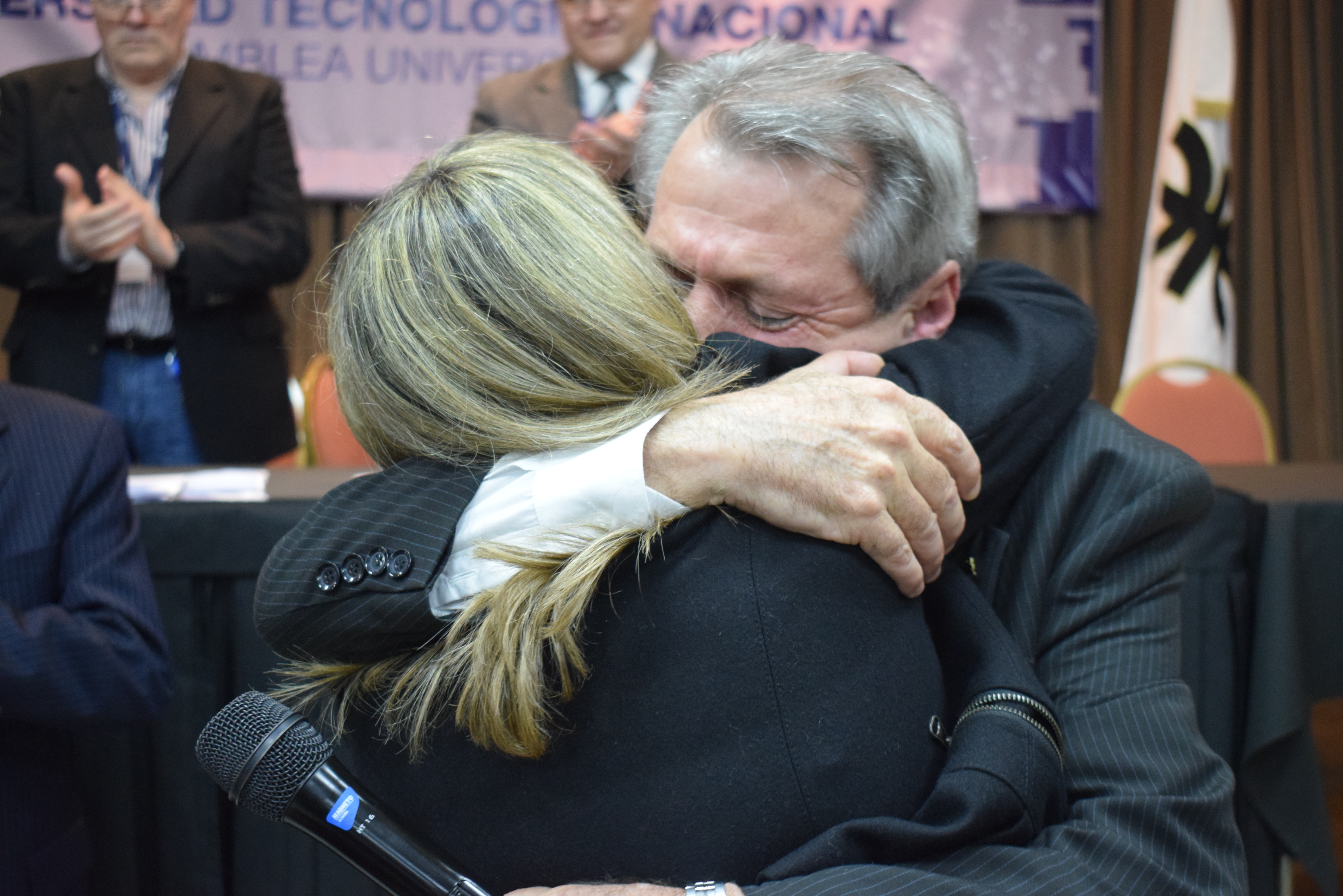 Emotivo abrazo del Ing. Aiassa con su esposa Alba, en la Asamblea del viernes.