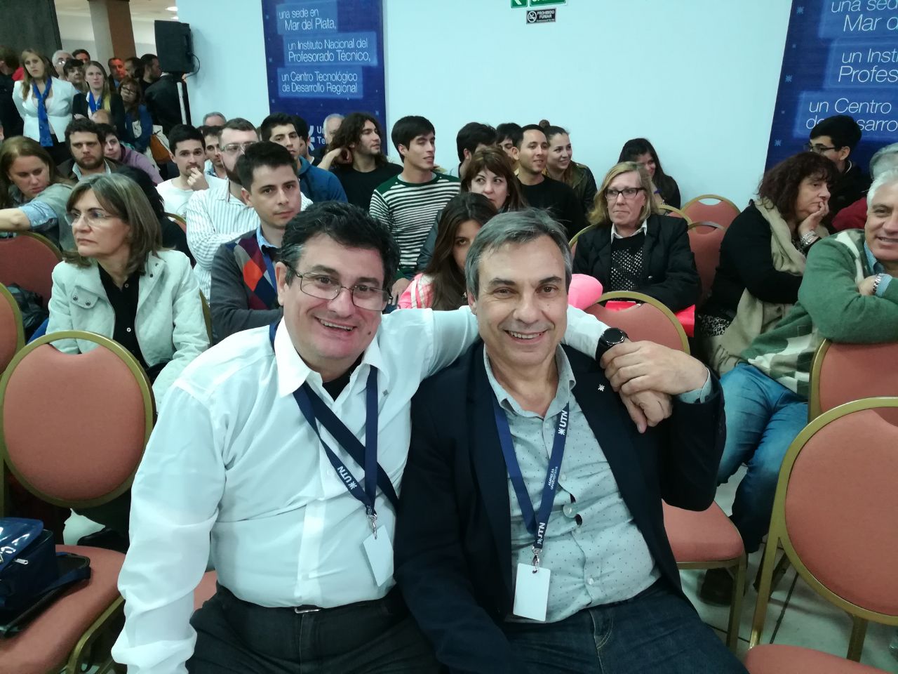 El Ing. Avetta junto al vicedecano de la Facultad Regional Tierra del Fuego, Ing. Francisco Álvarez, en la última Asamblea Universitaria en Mar del Plata.