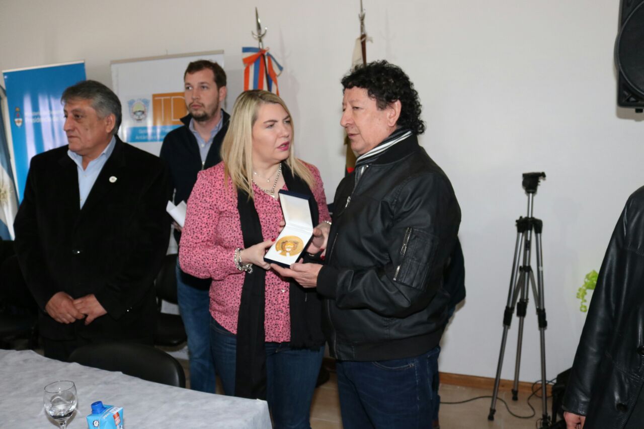 El Intendente de Tolhuin Claudio Queno y el secretario de Agroindustria de la Provincia, Kevin Colli, también participaron del reconocimiento a Gallardo.