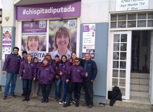 La candidata a diputada nacional Liliana ‘Chispita’ Fadul en su local de Río Grande en San Martín 754 acompañada de sus seguidores.