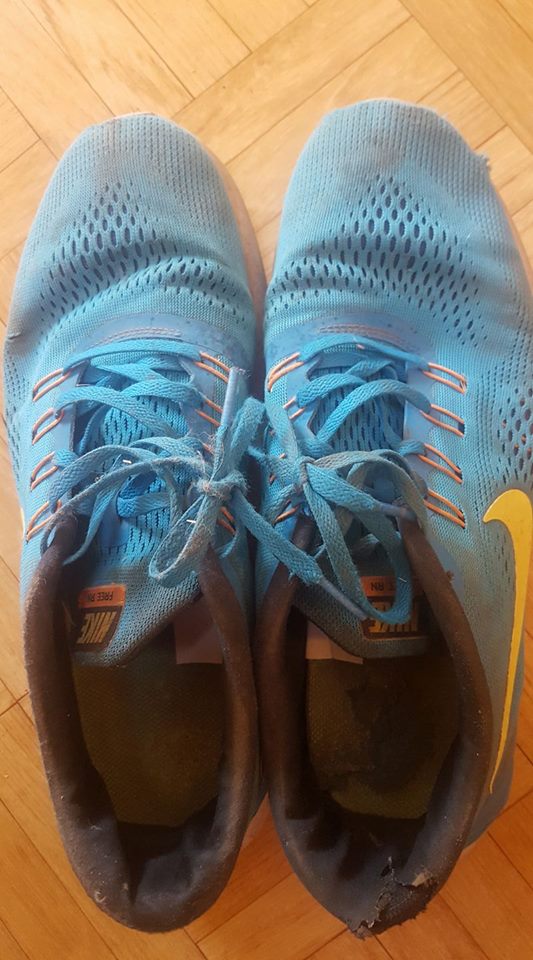 Las zapatillas con las que Emilio Sáez recorre el país.