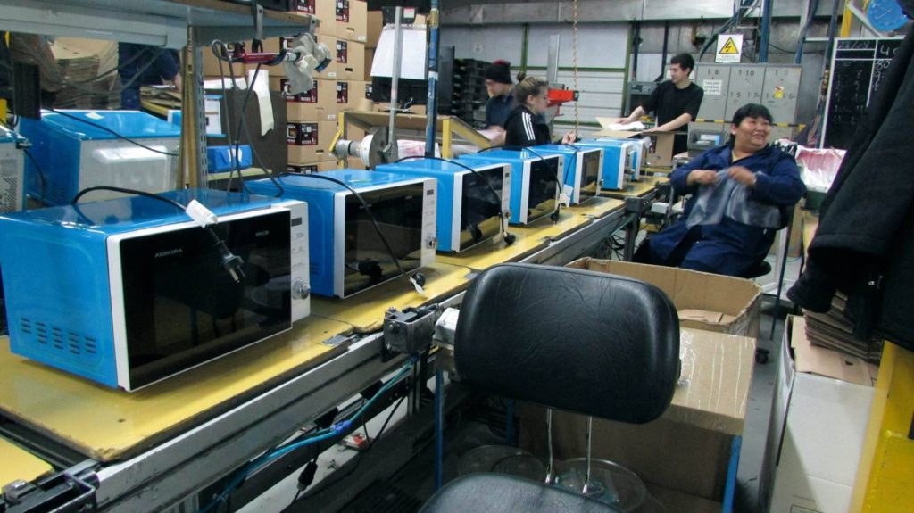Para el resto del año, “nos queda por producir un volumen de 20 mil microondas, que tenemos en planta. Nuestro principal cliente es la firma Alladio de Córdoba, y acaban de garantizar su continuidad con nosotros para 2018. Panasonic va por el mismo camino, a quien le hacemos los microondas, y hemos iniciado conversaciones con distintos clientes para ver cuáles van a ser los volúmenes que vamos a manejar el año que viene”, dijo.
