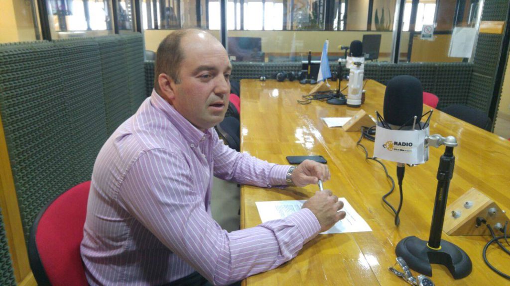 El productor fueguino y presidente del Consejo del Centro Regional Patagonia Sur, Fernando Gliubich, visitó los estudios de Radio Universidad (93.5).