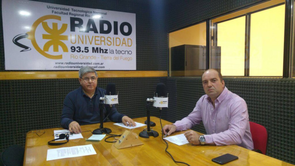El productor fueguino y presidente del Consejo del Centro Regional Patagonia Sur, Fernando Gliubich, visitó los estudios de Radio Universidad (93.5) para dialogar con "Dos Preguntan" junto al director de la emisora, Alberto Centurión.