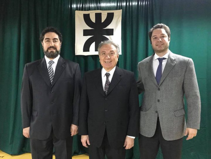 El Decano de la Facultad Regional Tierra del Fuego, Ing. Mario Ferreyra, junto a sus hijos, el Ing. Mecánico Demian Ferreyra y el Dr. Daniel Ferreyra.