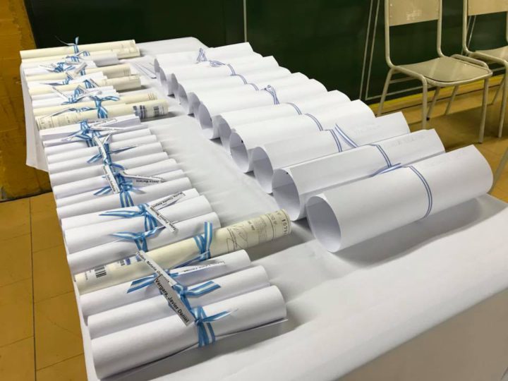 Los diplomas de los nuevos graduados de la Facultad Regional Tierra del Fuego.