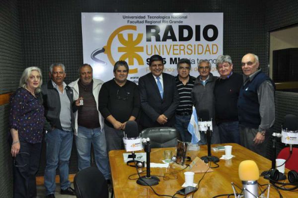 “Es un honor poder compartir con camaradas de armas, tanto en estudios como las comunicaciones telefónicas desde otras tres provincias del país, como Misiones, Santa Fe y Buenos Aires, gracias a la invitación que me han hecho los conductores del programa ‘Misión Malvinas’ Aníbal Esposito y Carlos Pereira Rodríguez”, comentó el vicegobernador y titular de la Legislatura provincial, a cargo del Poder Ejecutivo provincial, Juan Carlos Arcando, al visitar los estudios de Radio Universidad”.