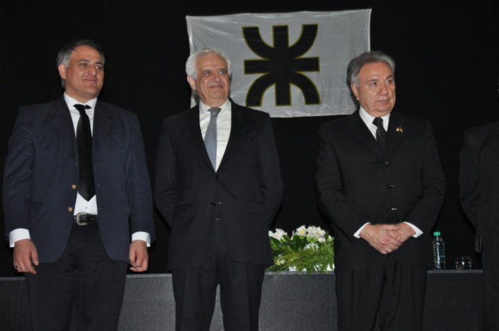 El ministro de Educación, Diego Romero, el presidente de ROCH, Ing. Ricardo Chacra y el Decano de la Facultad Regional Tierra del Fuego, Ing. Mario Ferreyra.