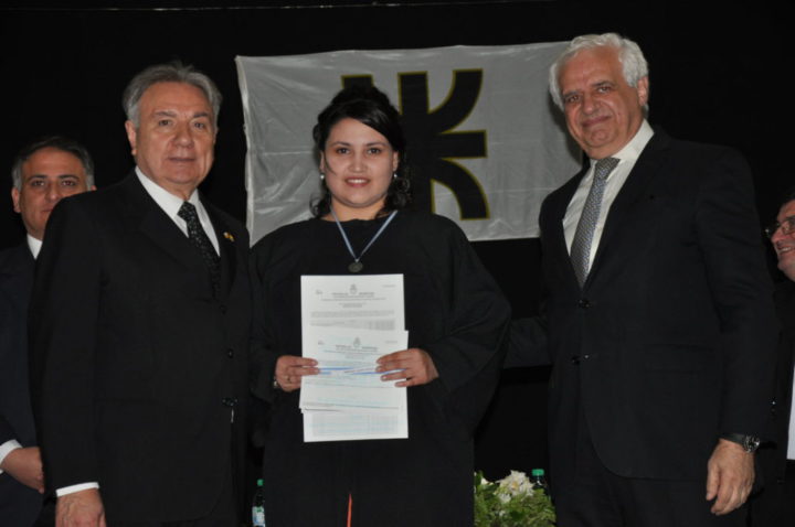 El Decano de la FRTDF, Ing. Mario Ferreyra y el Ing. Ricardo Chacra (presidente de ROCH) junto a una de las flamantes graduadas.