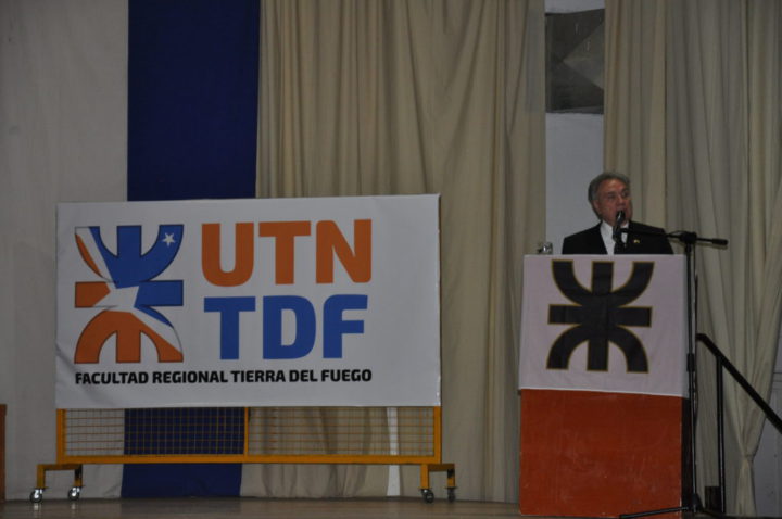 El Decano de la FRTDF, Ing. Mario Ferreyra, brindando su discurso en el XXVII acto de colación de grado en la UTN.