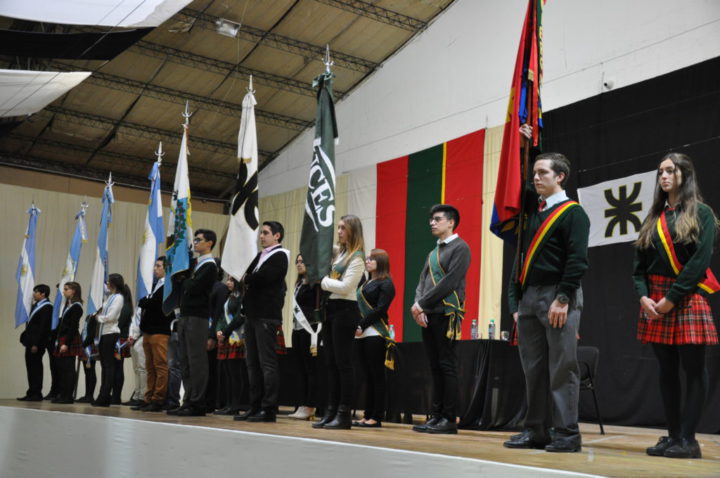 Los abanderados presentes en el XXVII acto de colación de grado en la UTN