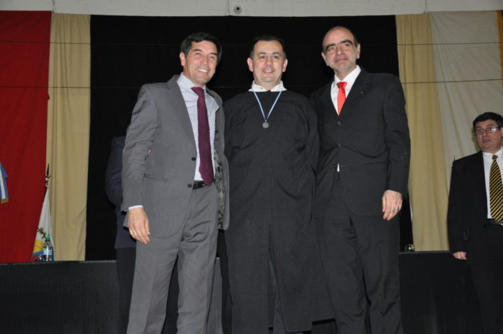 El secretario Académico, Ing. Francisco Álvarez y el secretario de Extensión Universitaria, Fabio Seleme, junto a uno de los graduados en el XXVII acto de colación de grado en la UTN.