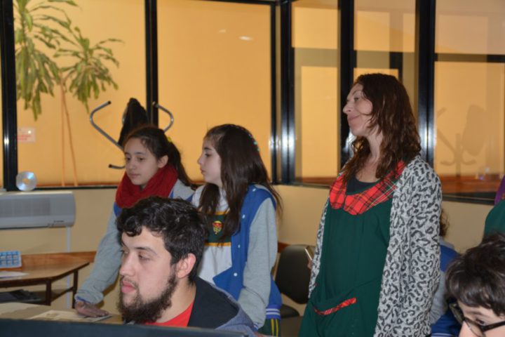 Los alumnos junto al operador técnico de Radio Universidad (93.5), Daniel Román.