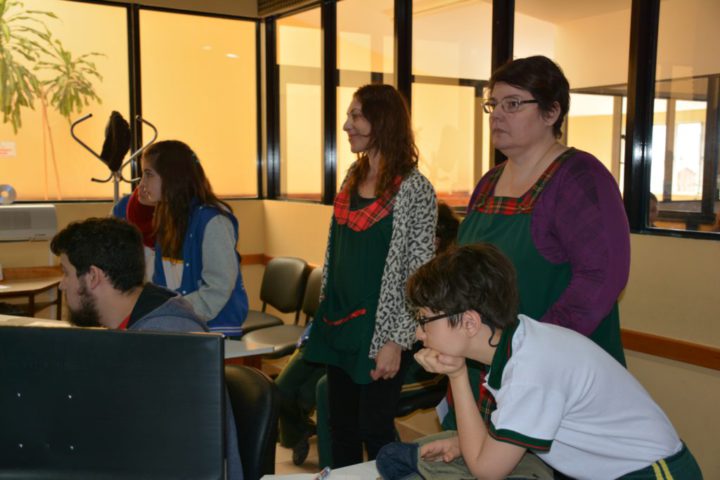 Los alumnos junto al operador técnico de Radio Universidad (93.5), Daniel Román.