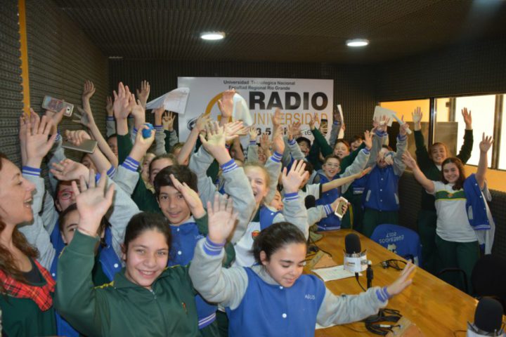 Los alumnos de los distintos niveles de la Escuela Austral de Enseñanza Bilingüe despidieron el 2017 en Radio Universidad (93.5) con 'Cookies and Bookies' y 'Pequeños Sueños' dos espacios educativos y en donde también hubo tiempo para la celebración junto a toda la comunidad educativa y el equipo de la primer emisora universitaria fueguina.