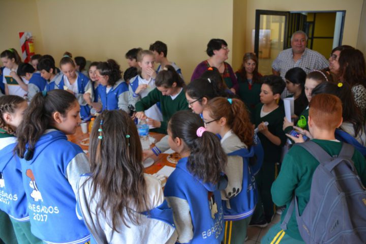 Los alumnos de los distintos niveles de la Escuela Austral de Enseñanza Bilingüe despidieron el 2017 en Radio Universidad (93.5) con 'Cookies and Bookies' y 'Pequeños Sueños' dos espacios educativos y en donde también hubo tiempo para la celebración junto a toda la comunidad educativa y el equipo de la primer emisora universitaria fueguina.