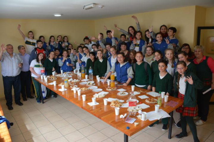 De los festejos, participaron los alumnos que encabezan ambos programas, junto a la Directora Fernanda Catrileo, docentes, el director de Radio Universidad (93.5), Alberto Centurión, el secretario de Asuntos Estudiantiles, Carlos Clark, el operador técnico Daniel  Román y la locutora de 'La Tecno', Lorena Vera.