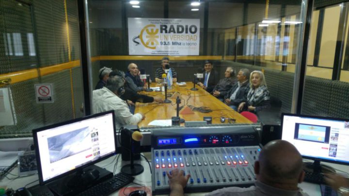 “Es un honor poder compartir con camaradas de armas, tanto en estudios como las comunicaciones telefónicas desde otras tres provincias del país, como Misiones, Santa Fe y Buenos Aires, gracias a la invitación que me han hecho los conductores del programa ‘Misión Malvinas’ Aníbal Esposito y Carlos Pereira Rodríguez”, comentó el vicegobernador y titular de la Legislatura provincial, a cargo del Poder Ejecutivo provincial, Juan Carlos Arcando, al visitar los estudios de Radio Universidad”.