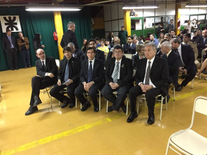 Autoridades presentes. El Decano de la Facultad Regional Tierra del Fuego, Ing. Mario Ferreyra, junto al vicedecano, Ing. Francisco Álvarez, el secretario Académico, Lic. Carlos Cabral, el secretario de Ciencia y Tecnología, Abraham José y el secretario de Extensión Universitaria, Lic. Fabio Seleme.